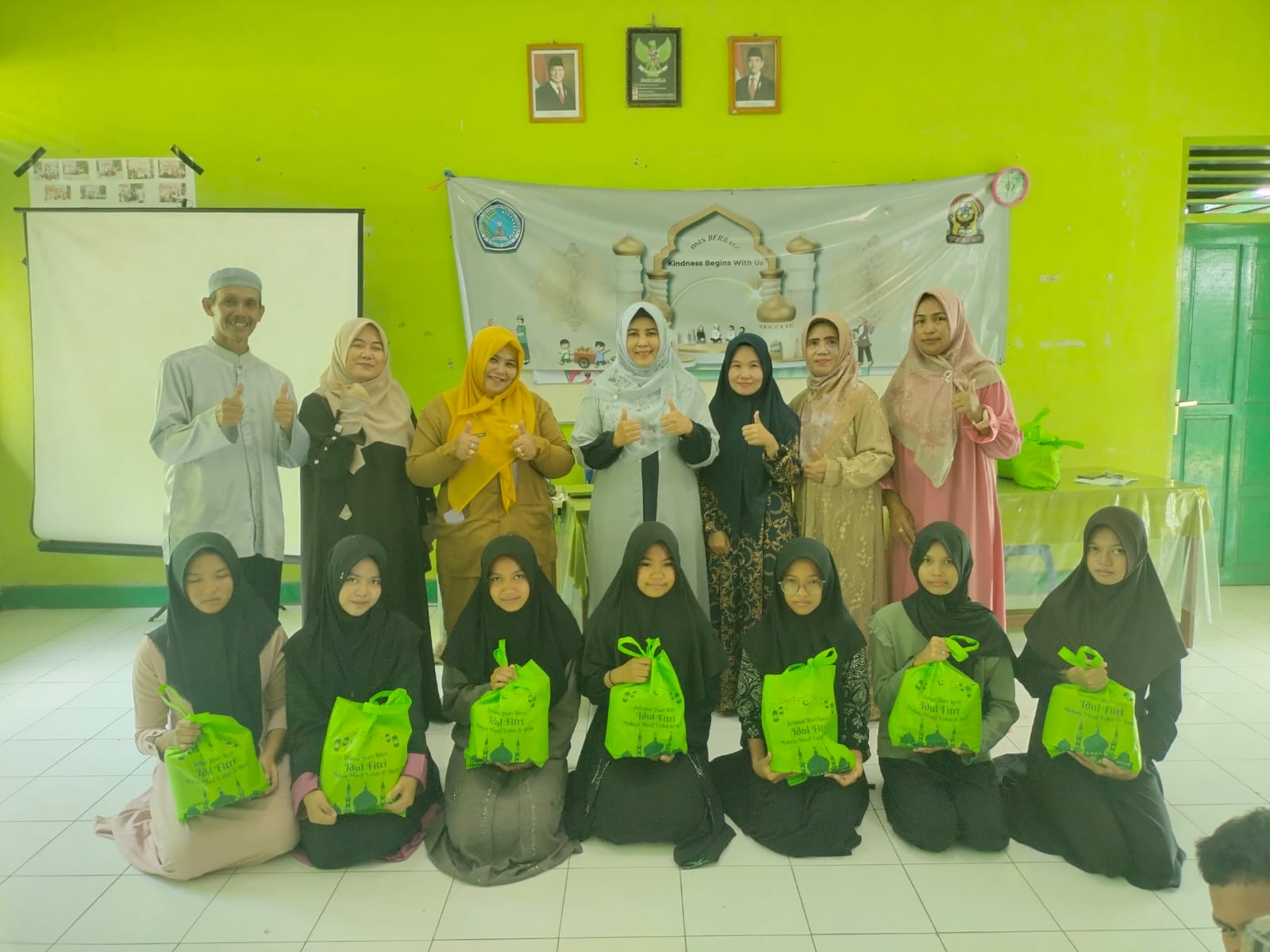 OSIS SMP Negeri 2 Karang Intan Gelar Aksi Berbagi Ramadan, Tebar Kebaikan untuk Sesama