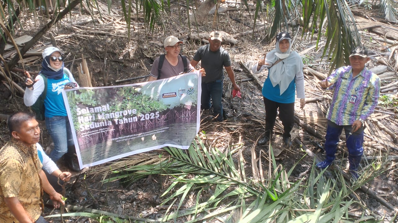 Peringatan Hari Mangrove se-Dunia dengan Penanaman Pohon di Kecamatan Aluh-Aluh