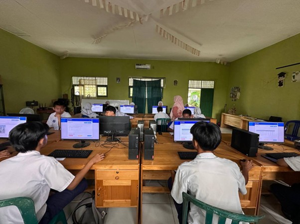 Tak Surut Meski Berpuasa, Siswa SMPN 2 Kertak Hanyar Antusias Ikuti Simulasi TKA