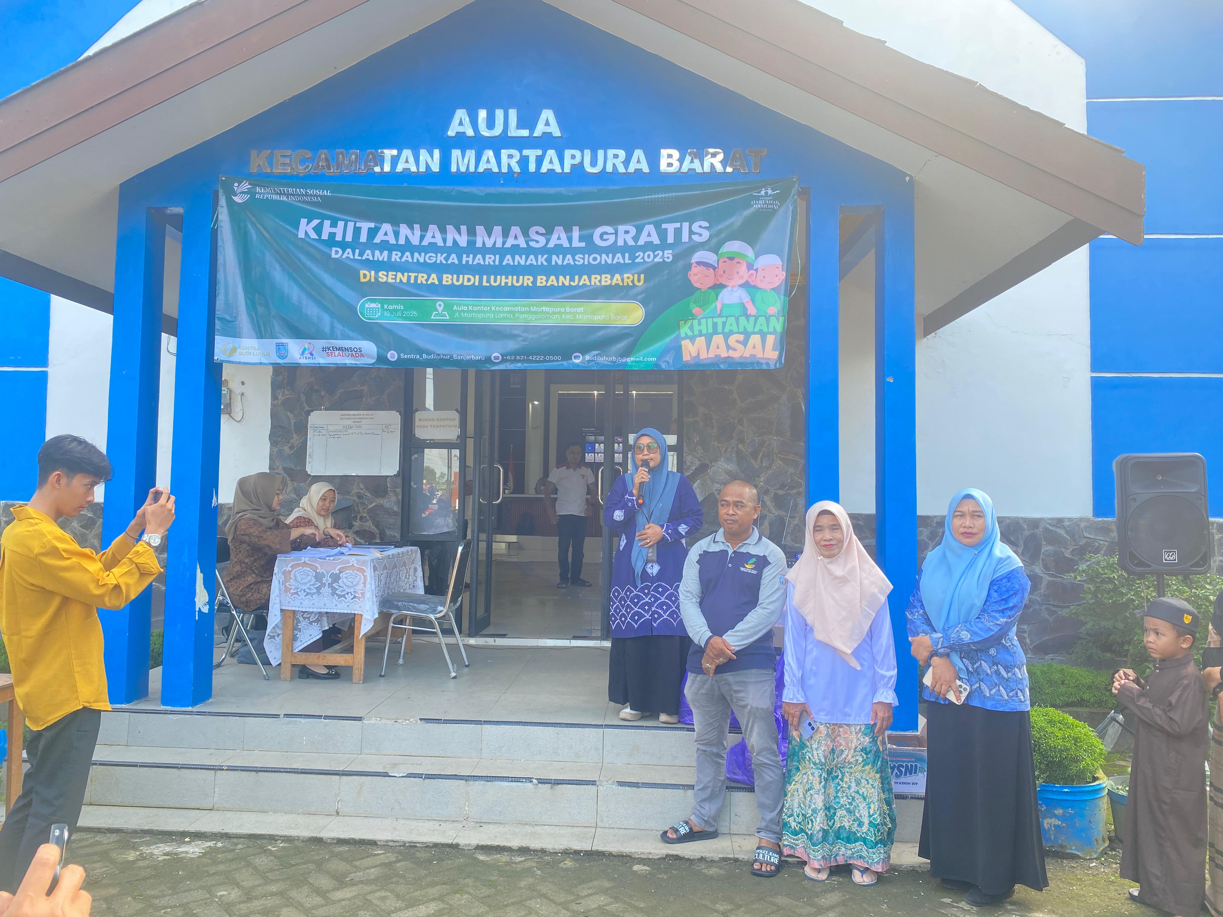 Peringati Hari Anak Nasional, Kemensos Gelar Khitanan Massal di Martapura Barat