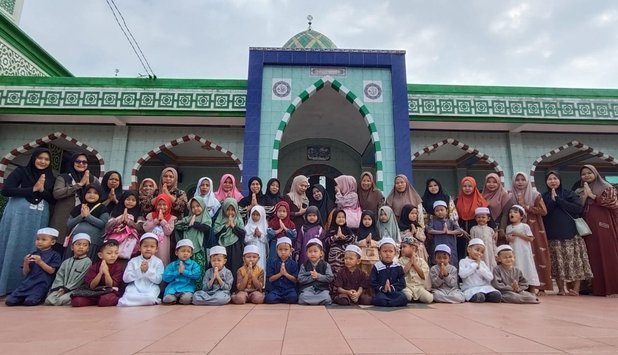 Hari Terakhir Pesantren Ramadhan, KB Harapan Bunda Gelar Sholat Dhuha Berjamaah Bersama Orang Tua di Masjid