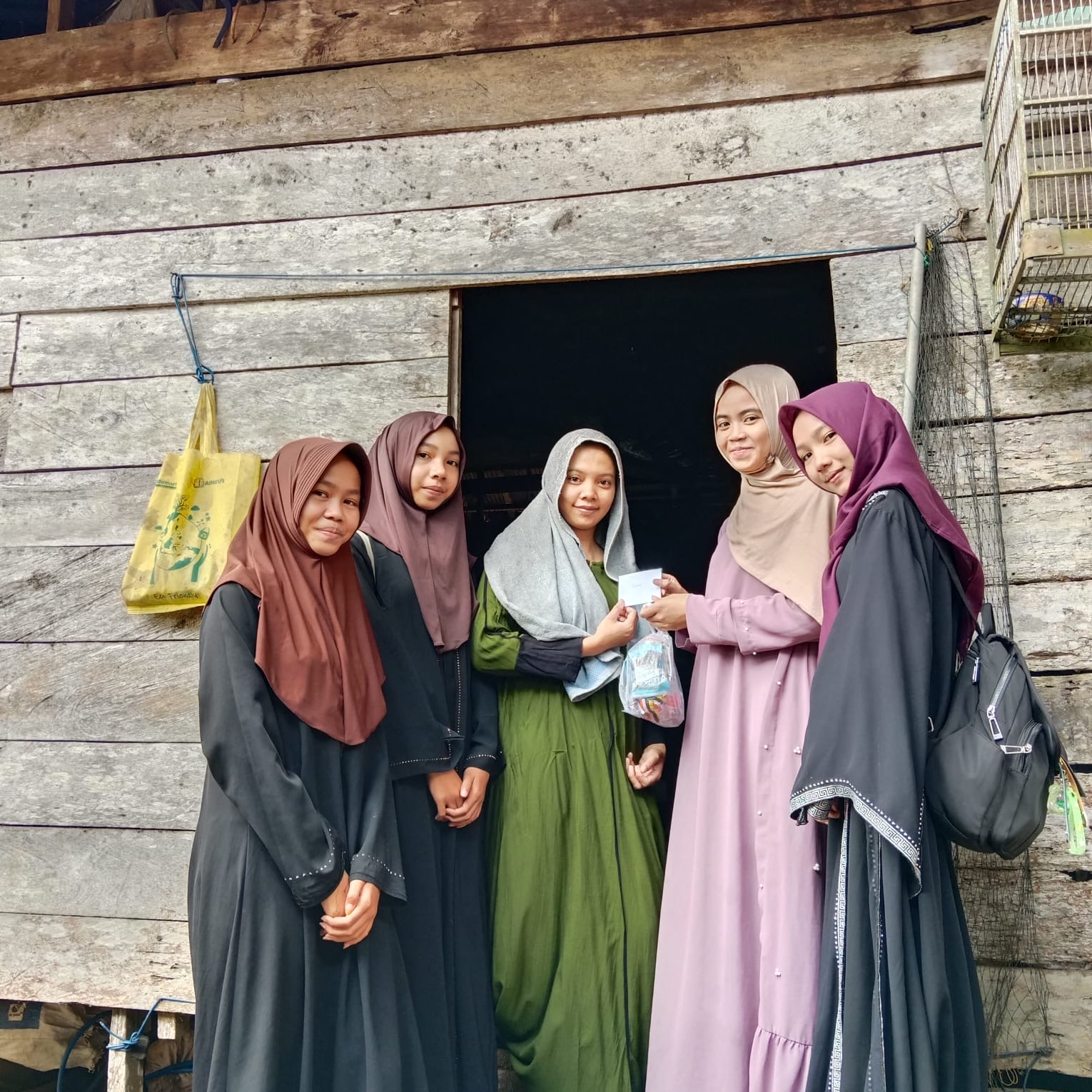 SMPN 4 Aranio Tebar Kepedulian Lewat Berbagi Hadiah, Infaq, dan Sedekah