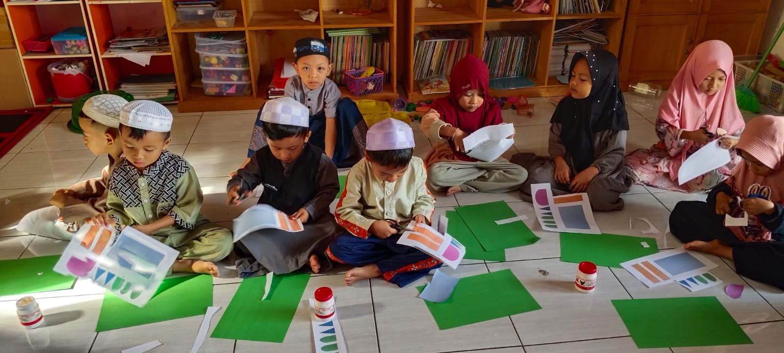 Kreasi Membuat Masjid dari Bentuk Geometri di KB Harapan Bunda