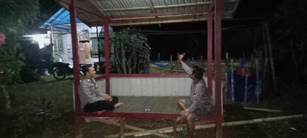 Bhabinkamtibmas Desa Gunung Ulin Ajak Warga Tingkatkan Keamanan Lingkungan Melalui Kegiatan Poskamling