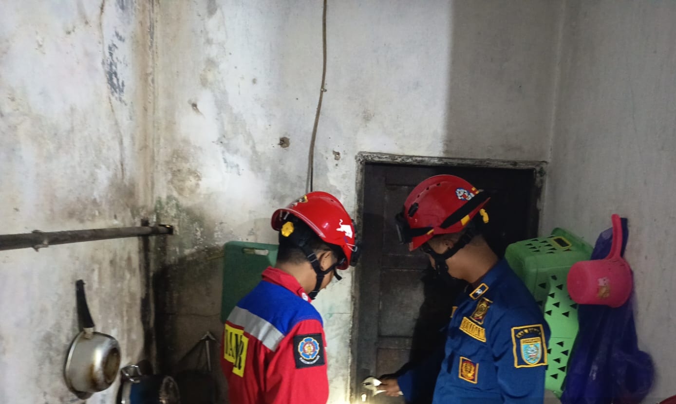 Pintu WC Tidak Bisa Di Buka, Dinas Damkar Banjar Tangani Cepat