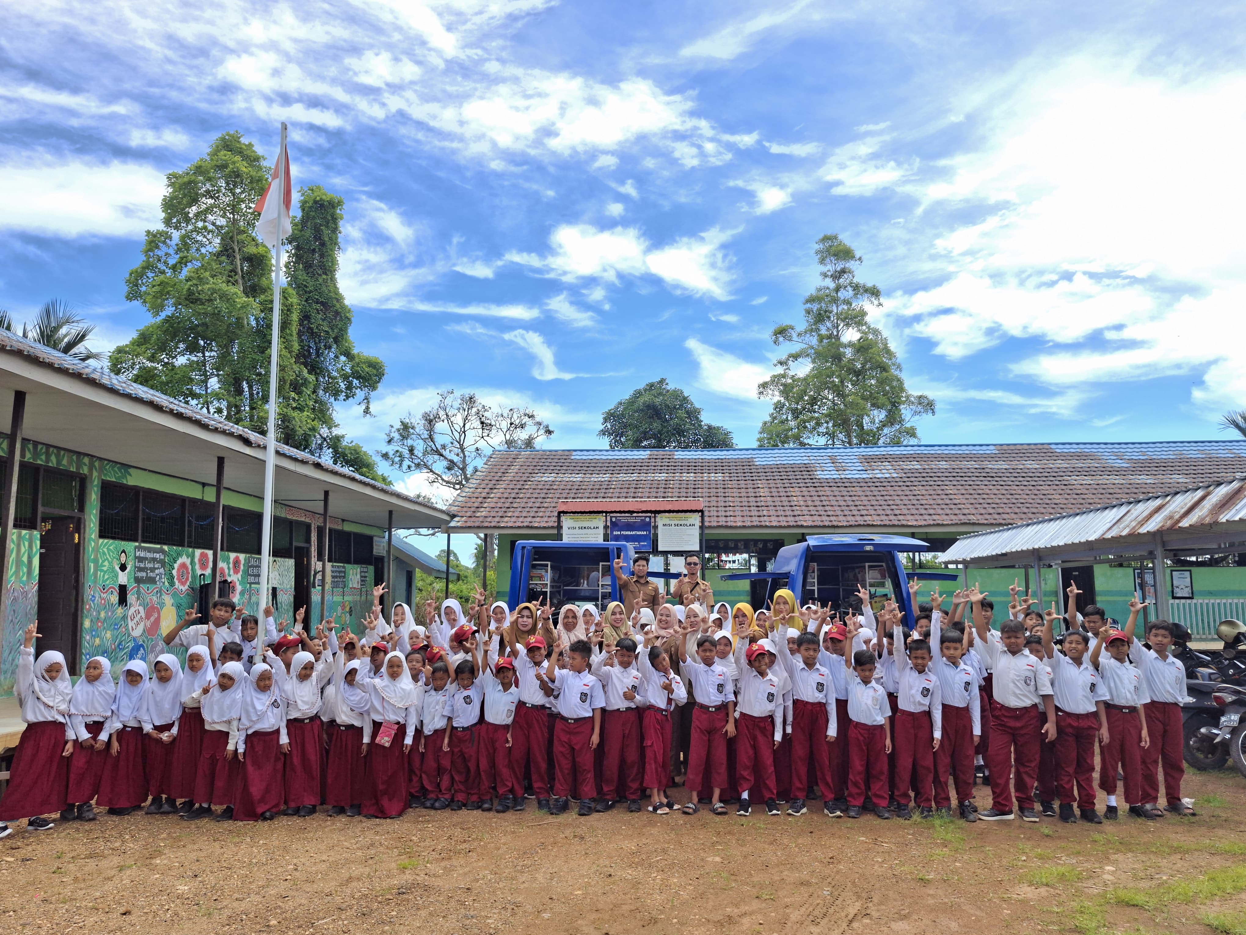 Dispersip Kalsel Kunjungi SDN Pembantanan 1, Tumbuhkan Semangat Literasi Siswa