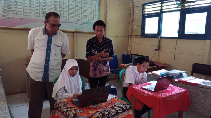 Dua Murid SDN Panyambaran 1 Antusias Mengikuti Gladi Bersih TKA