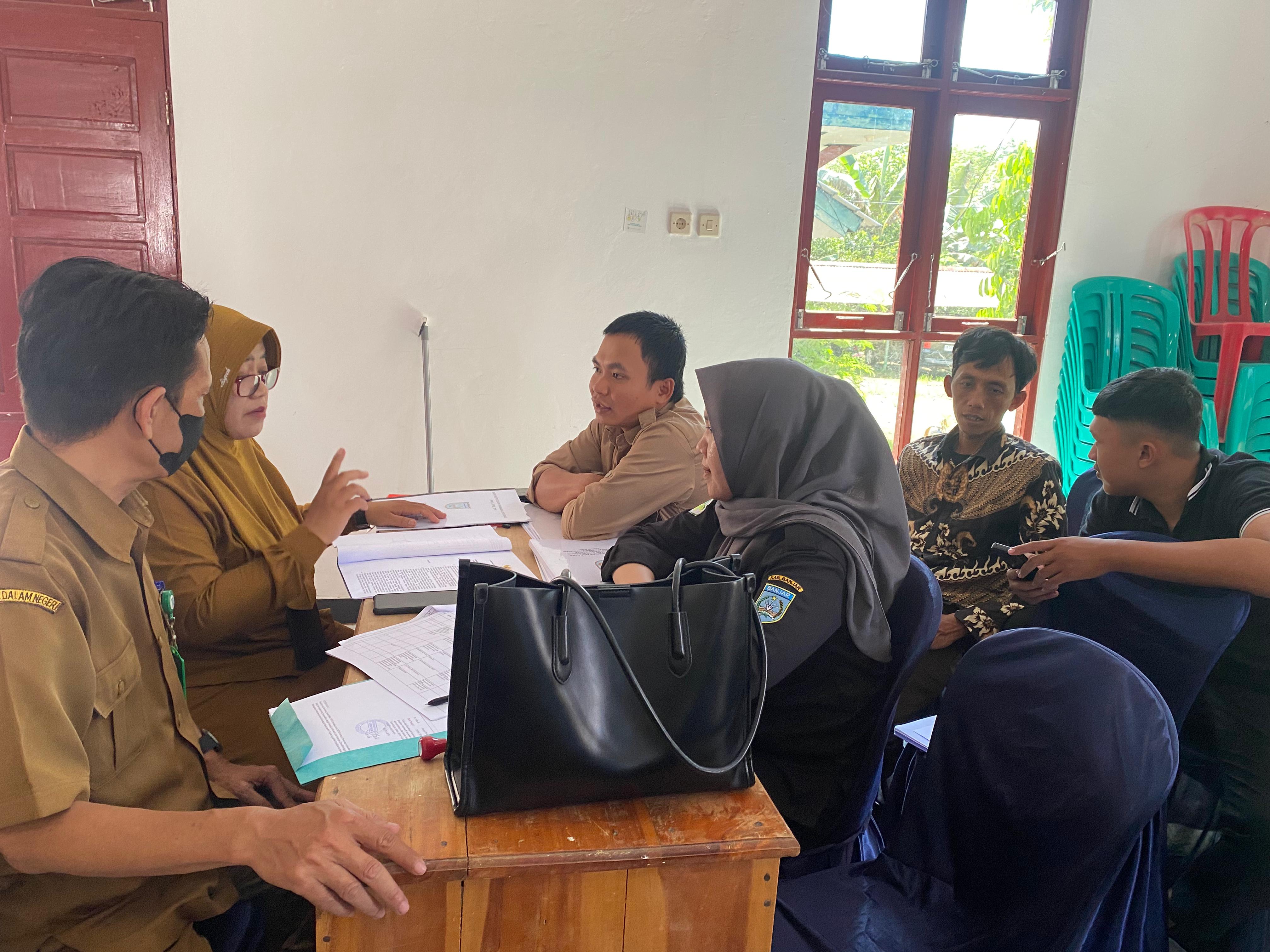 Tim Kecamatan Sungai Pinang Evaluasi APBDes Semester I Desa Sumber Harapan