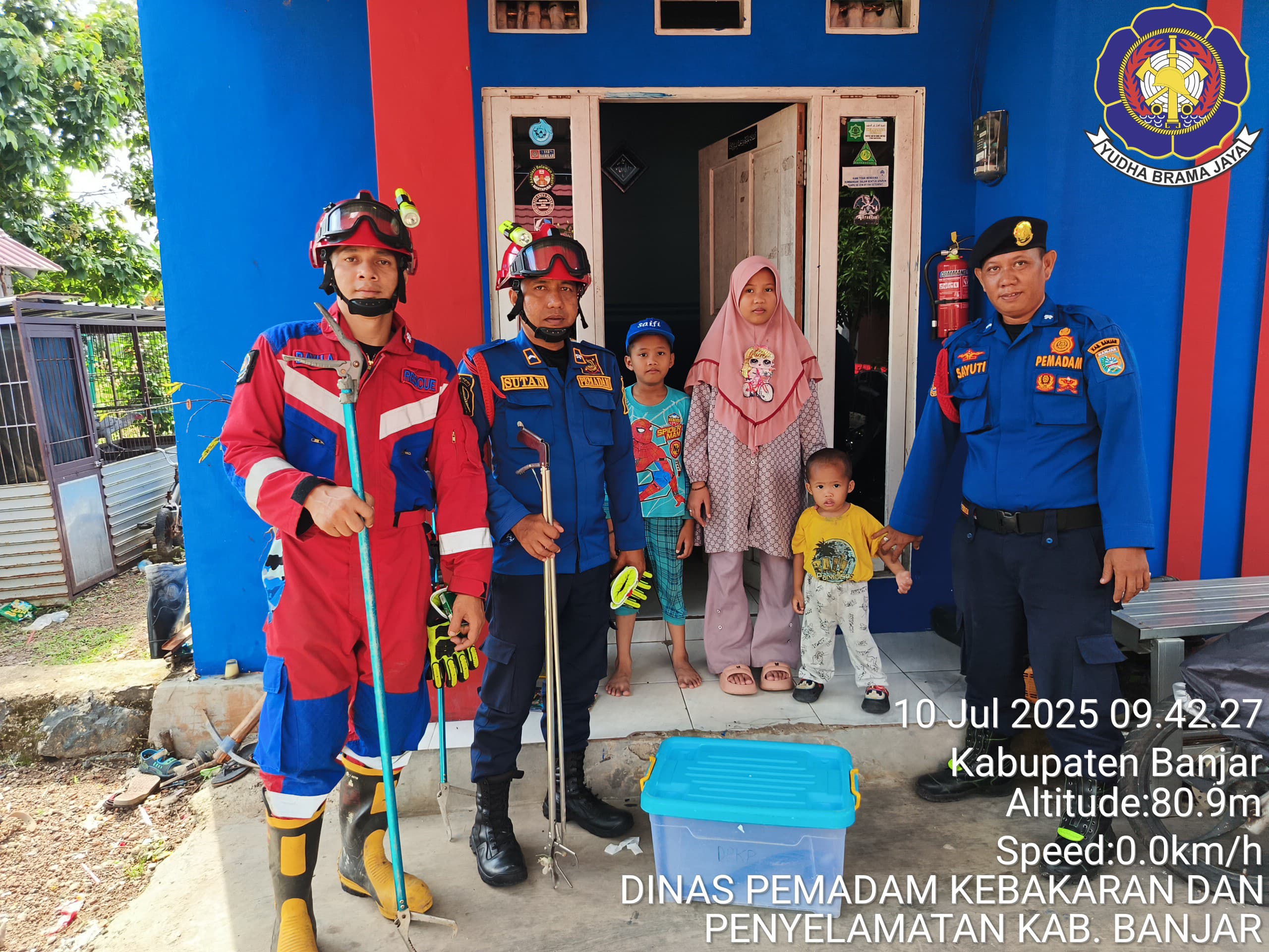 Damkar Banjar Tangani Ular Cobra di Perumahan Pesona Cindai Permai