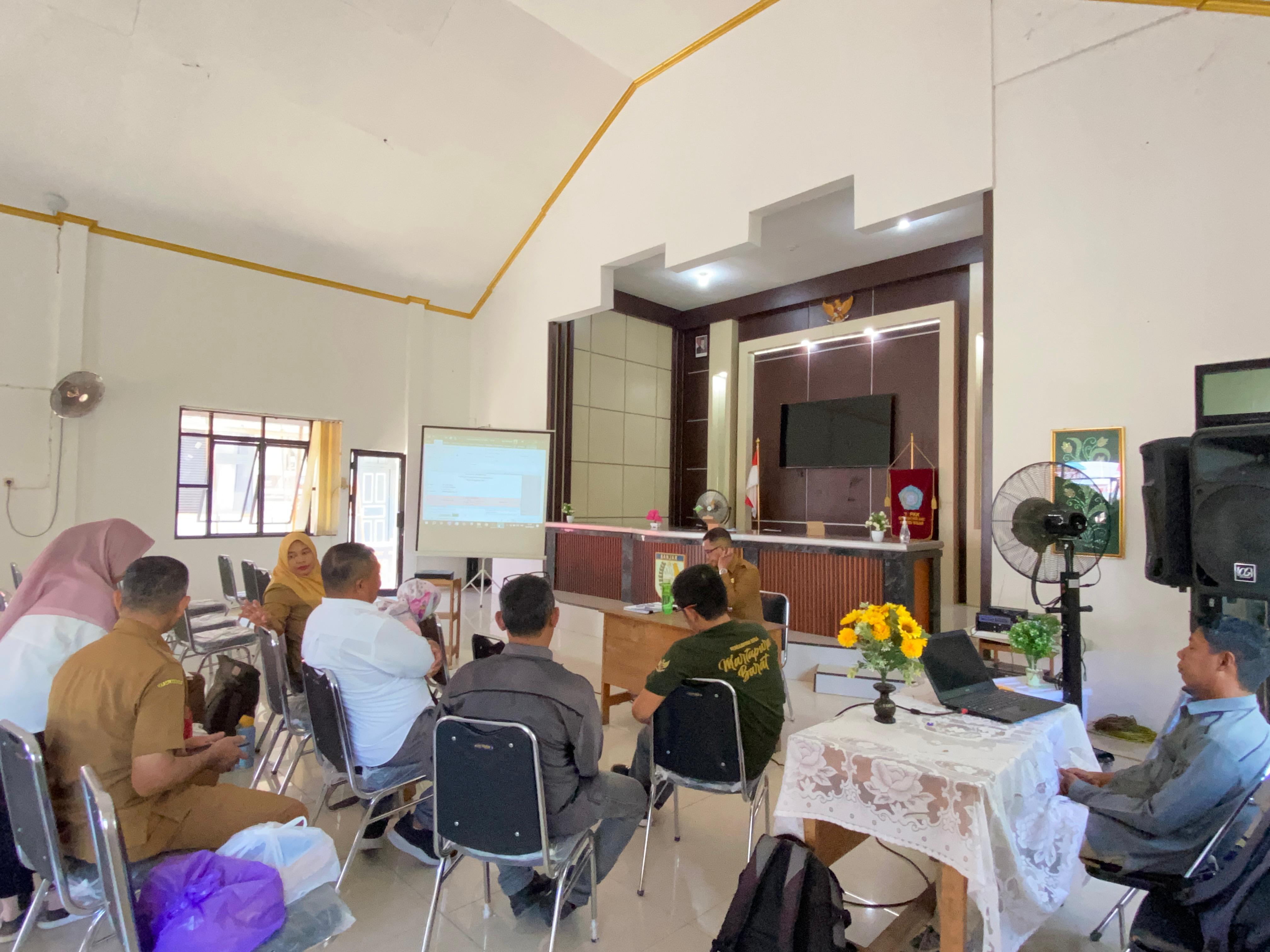 Rapat Evaluasi Hasil Monitoring Desa di Kecamatan Martapura Barat