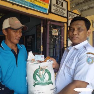 Penyaluran Bantuan Beras Bulog di Desa Lok Tamu