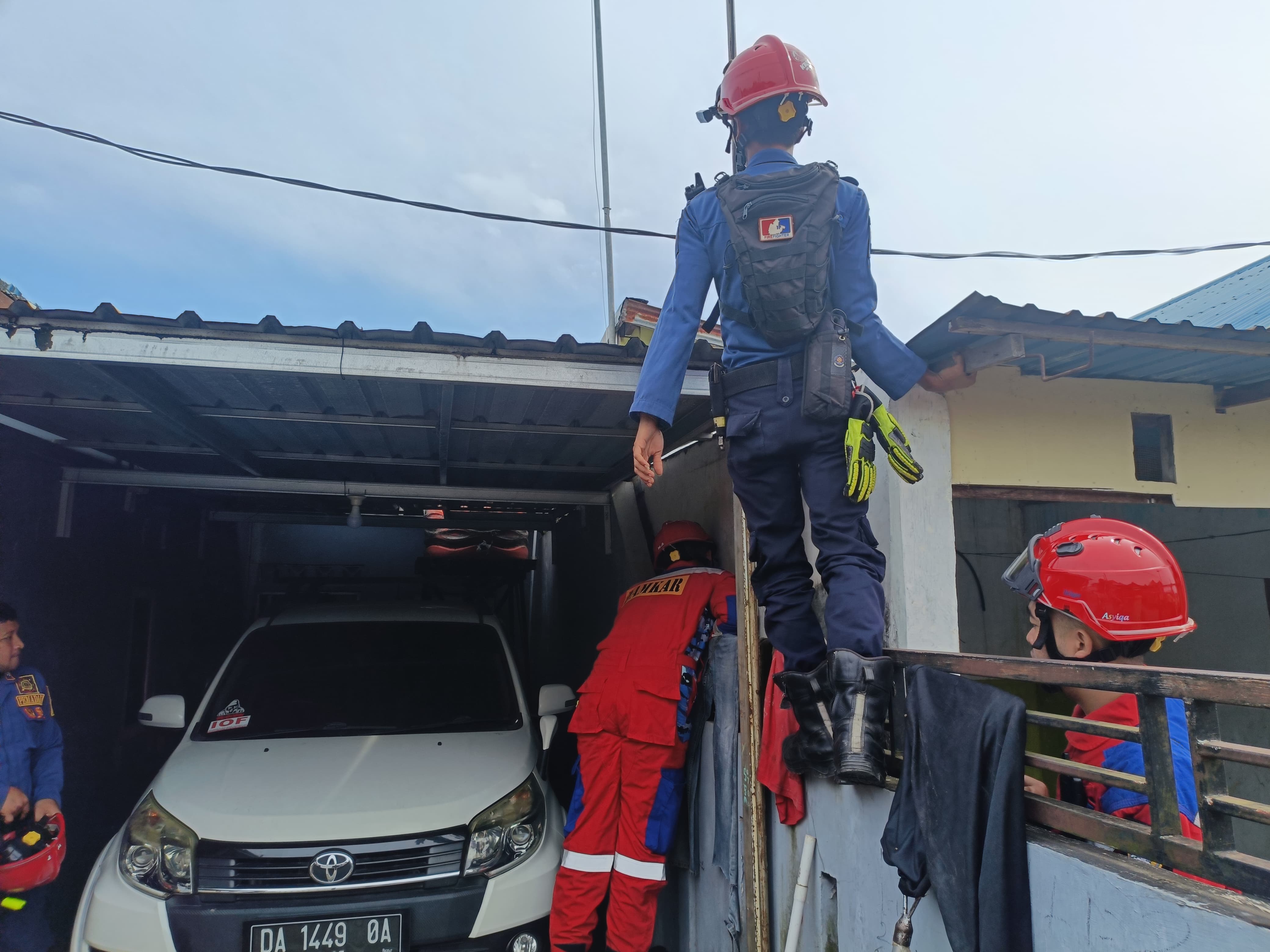 Kucing Terjebak di Atap Rumah Warga Sekumpul
