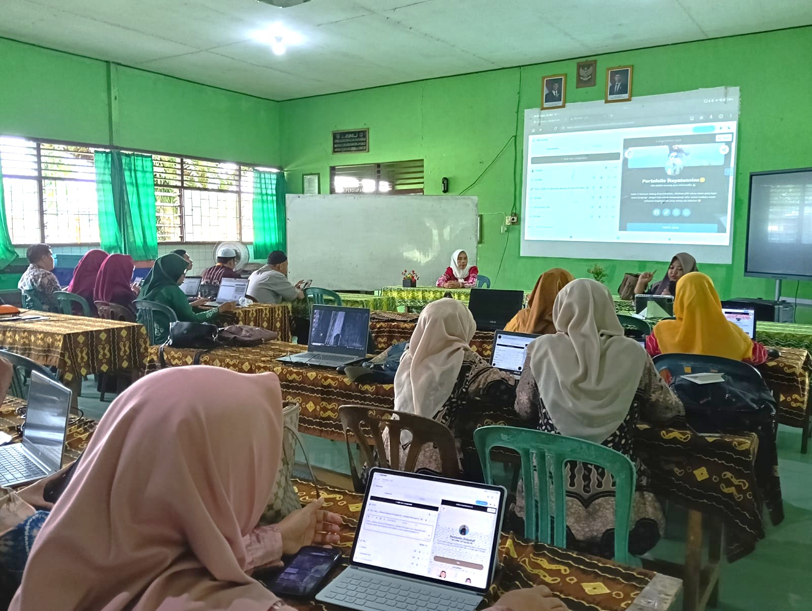 Jejak Digital Pendidik Masa Kini: Guru SMPN 1 Astambul Antusias Rangkai Portofolio Modern