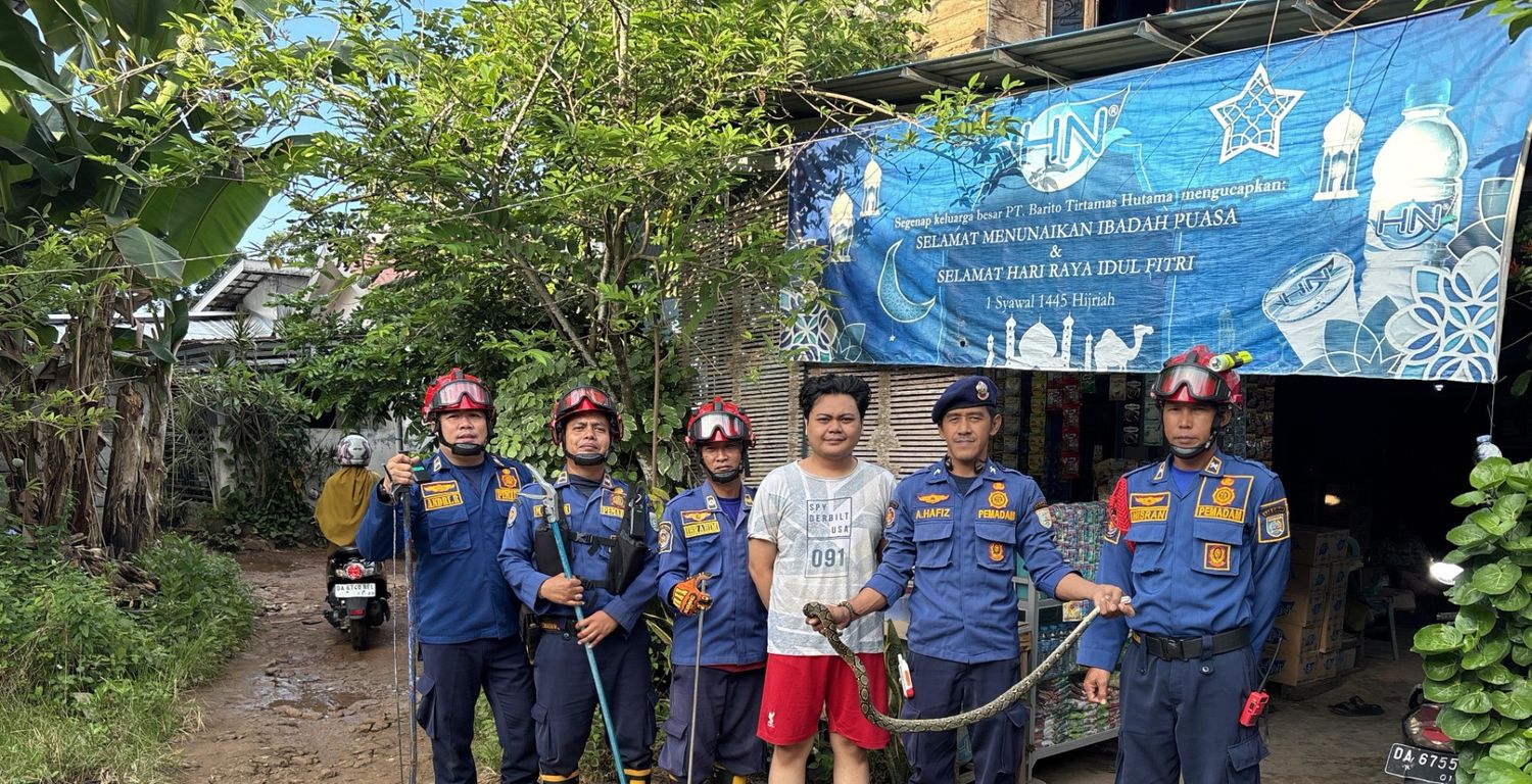 Sedang Asyik Memasak, Ular Sanca Muncul di Kulkas Warga Jalan Batuah Gang Famili