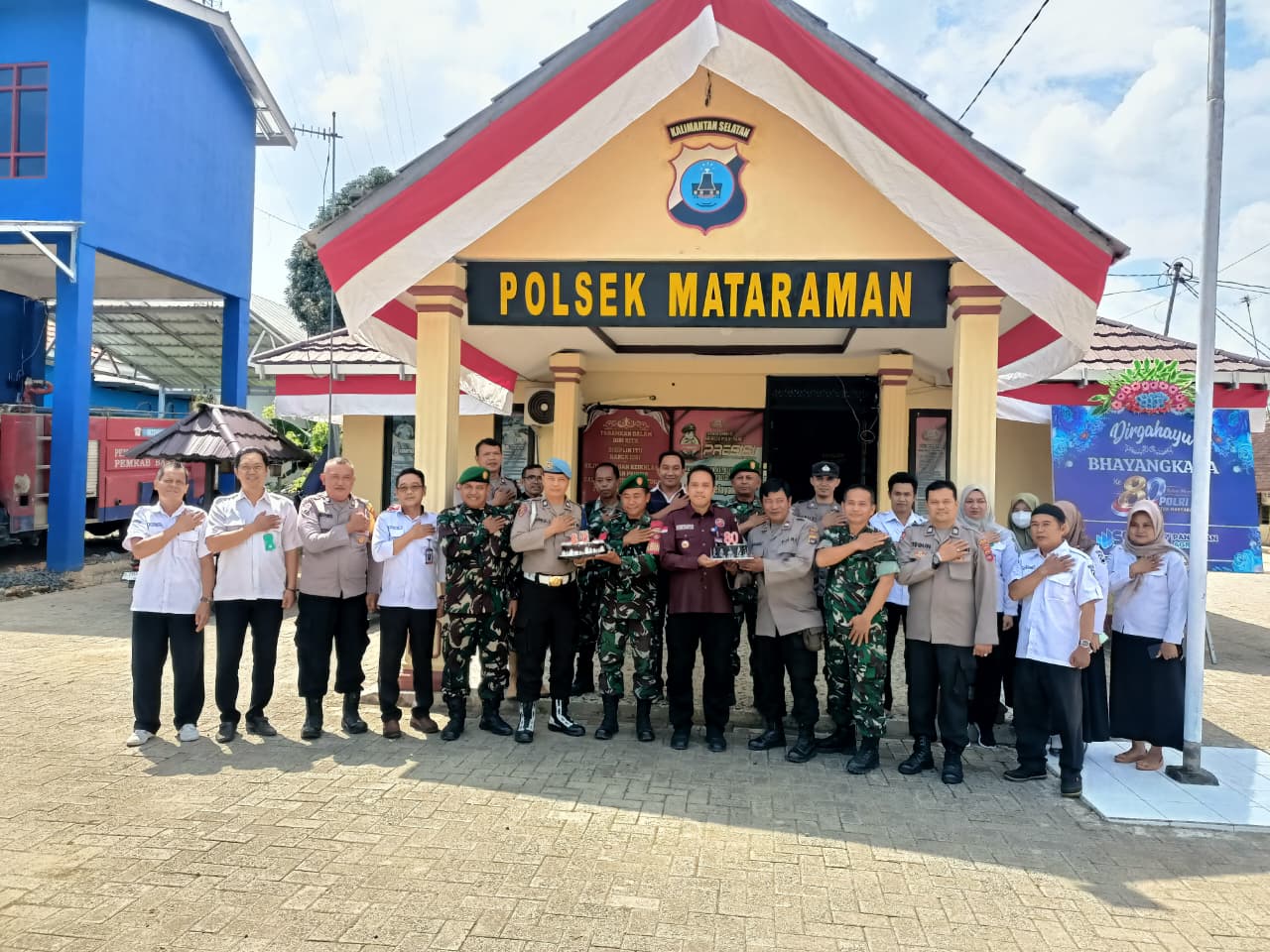 Pererat Sinergitas, Camat Mataraman Bersama TNI dan Pegawai Kecamatan Berikan Ucapan Selamat Hari Bhayangkara ke-80 di Polsek Mataraman
