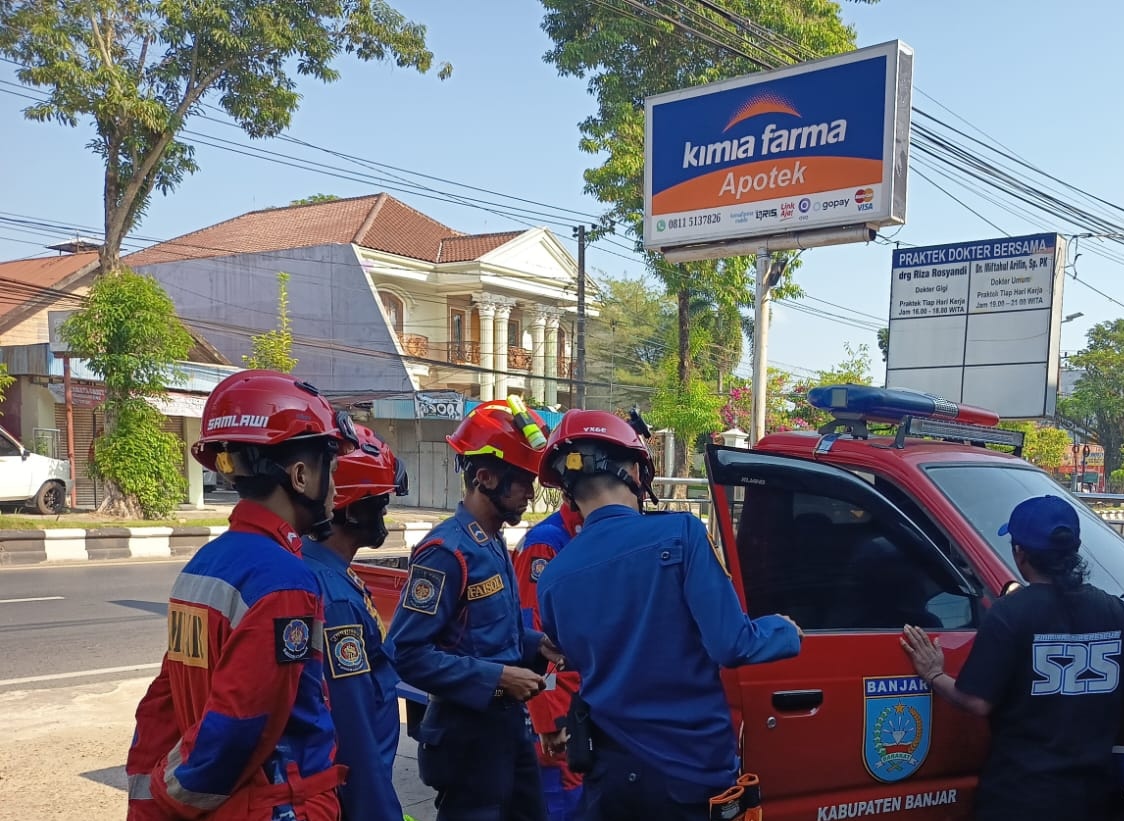 Dinas Damkar Banjar Tangani Mobil Terkunci