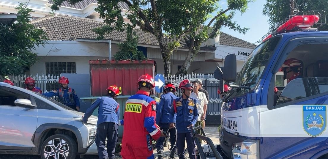 Mobil Masuk Got, Dinas Damkar Segera Tangani