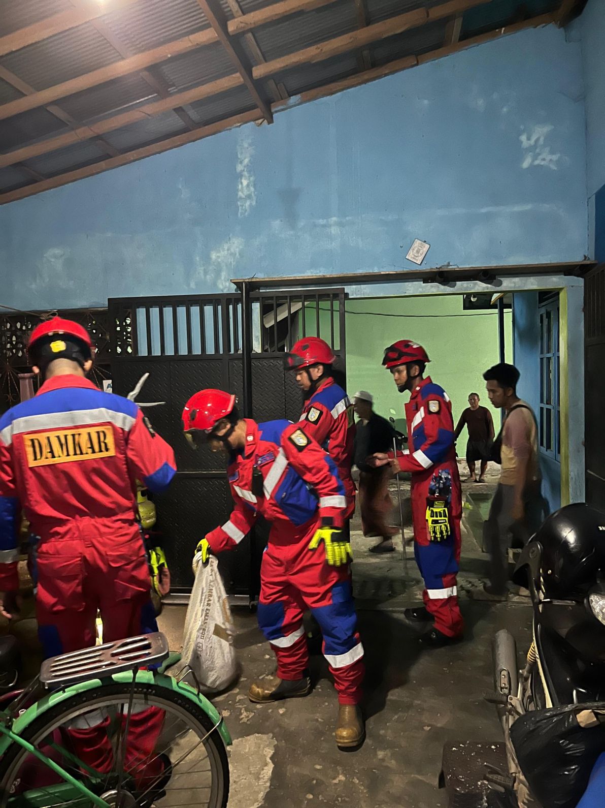 Damkar Banjar Amankan Ular Cobra dalam Gudang di Gang Pelita