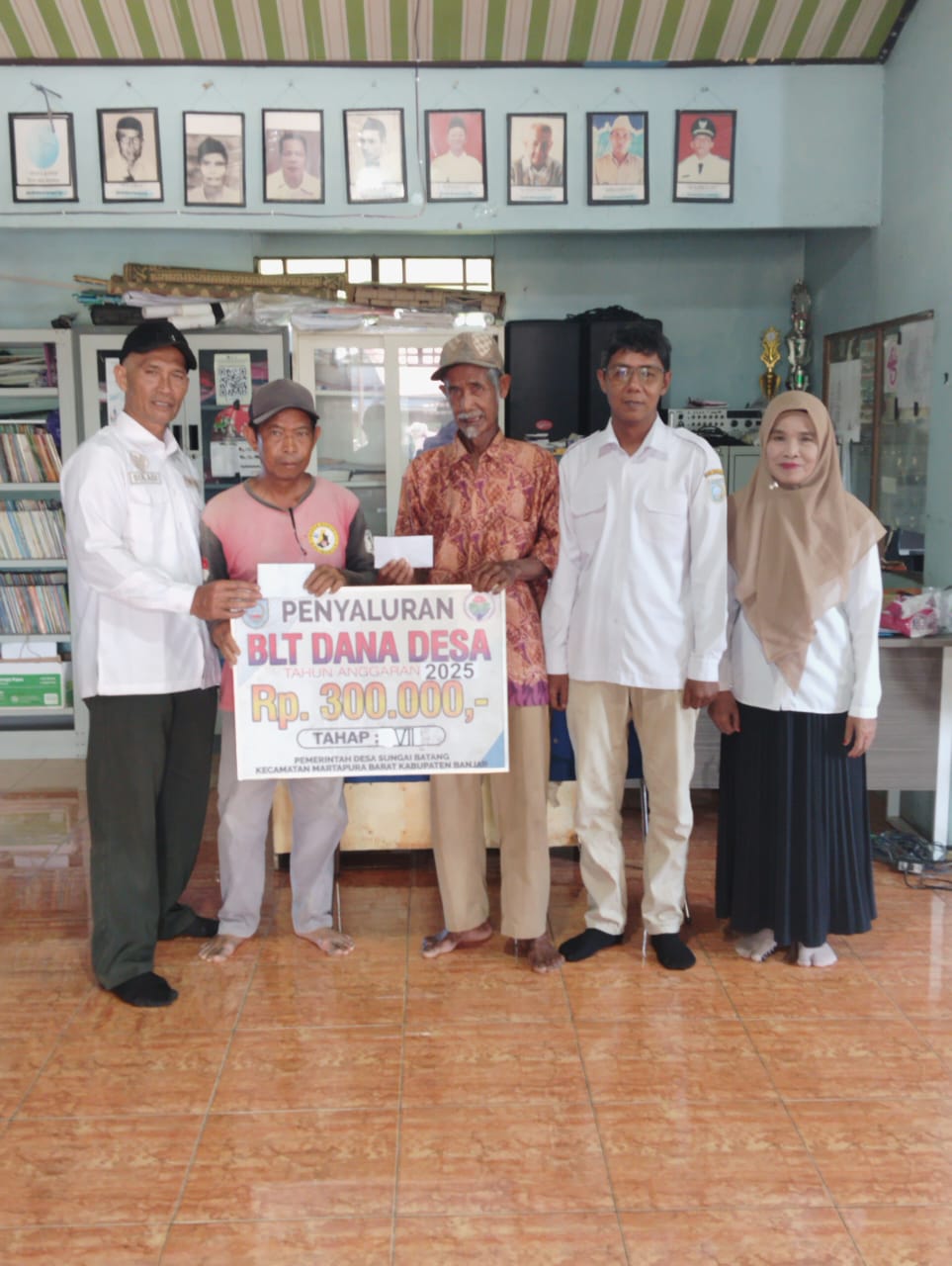 Desa Sungai Batang Salurkan BLT Dana Desa keapda 18 KPM