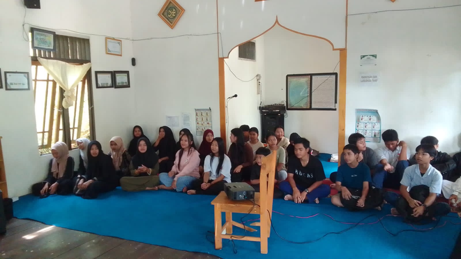 Hari Kedua Pesantren Ramadan, Siswa SMPN 1 Paramasan Belajar Ibadah dan Public Speaking