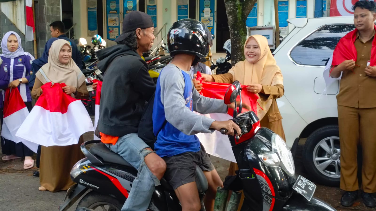 Disdukcapil Banjar Bagikan Bendera Merah Putih Gratis untuk Warga Sambut HUT ke-80 RI