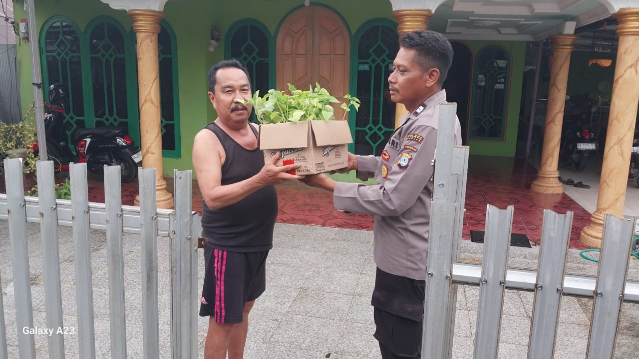 Dukung Program P2L, Polsek Gambut Bagikan Bibit Cabai kepada Warga