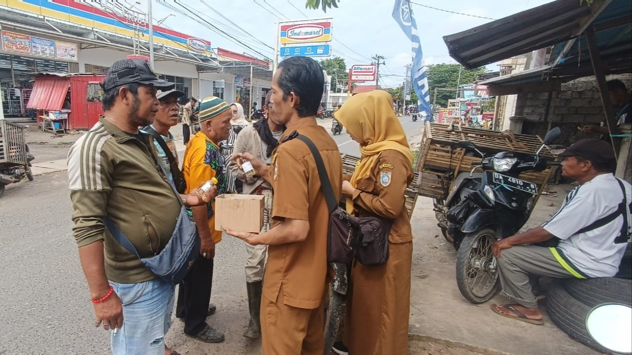 Distan Banjar Edukasi Pedagang dan Bagikan Disinfektan di Pasar Astambul