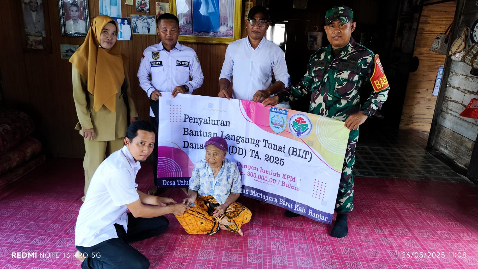 Kecamatan Martapura Barat Dampingi Penyerahan BLT Kepada Lansia di Teluk Selong Ulu
