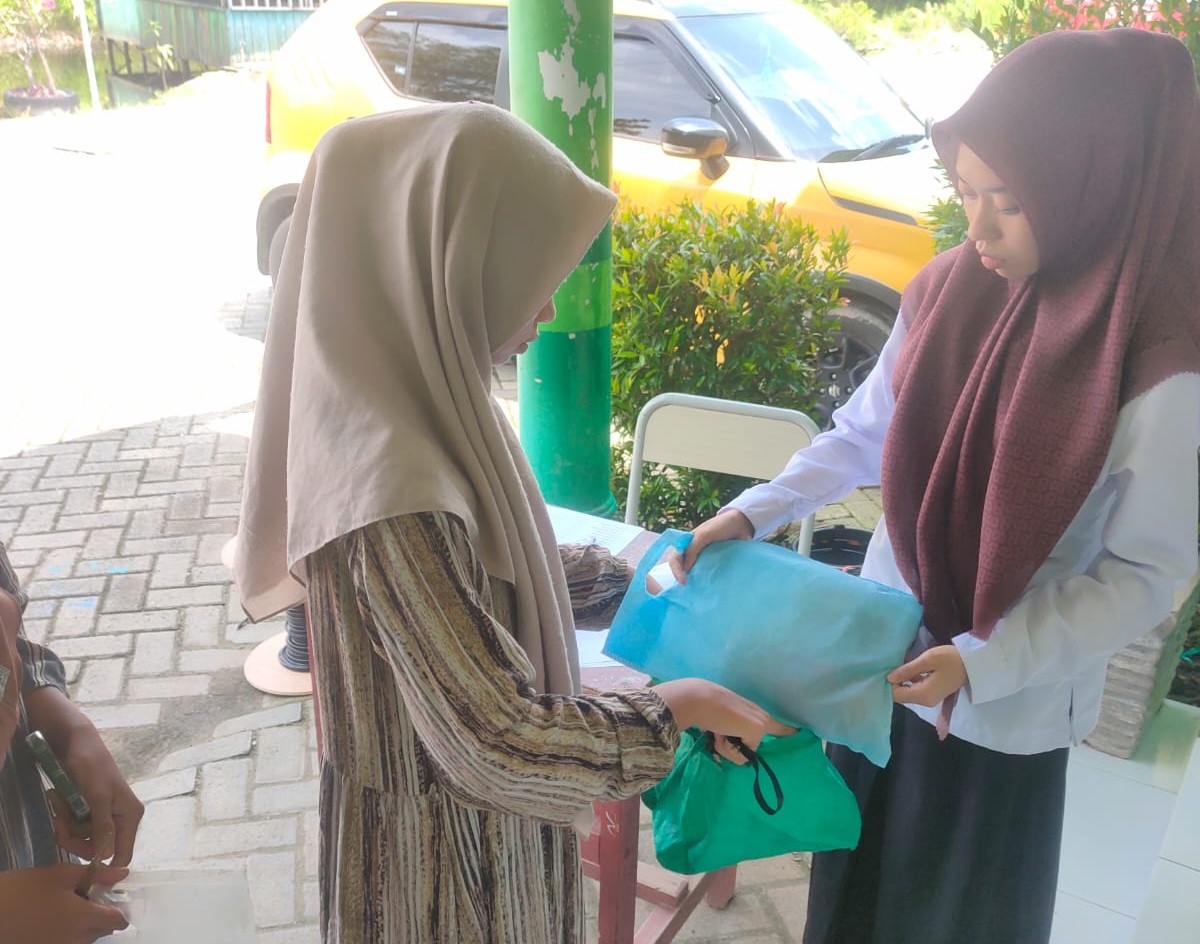 Pembagian Makanan Bergizi Gratis di SMPN 3 Gambut Berjalan Tertib dan Lancar