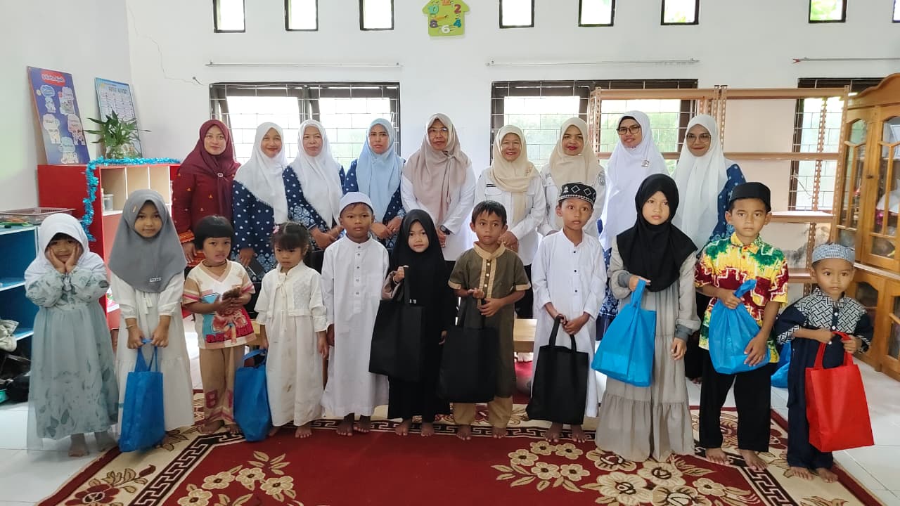 Perkuat Kepedulian Sosial, HIMPAUDI Kecamatan Martapura Laksanakan Bakti Sosial Ramadan