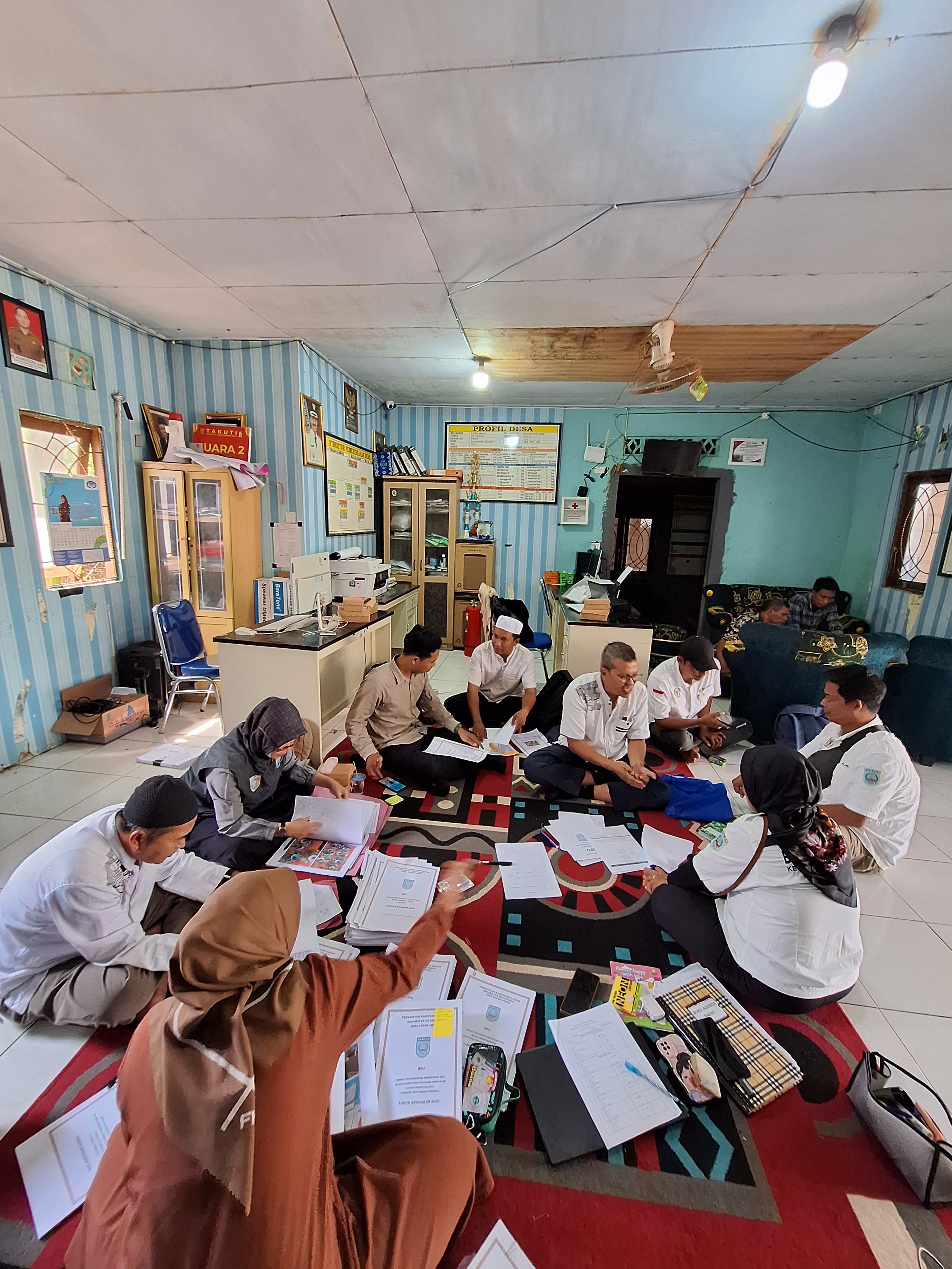 Pastikan Administrasi Baik, Kecamatan Mataraman Evaluasi APBDes di Desa Tanah Abang
