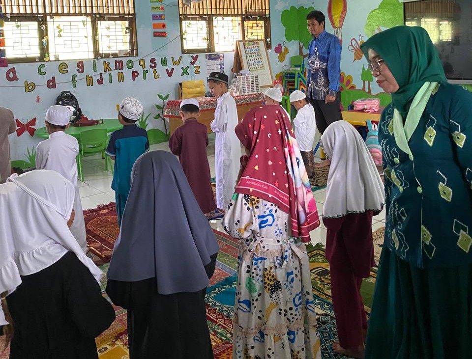 Pengawas TK Monitoring Pesantren Ramadhan di TKN Pembina Aluh-Aluh, Perkuat Fondasi Spiritual Sejak Dini