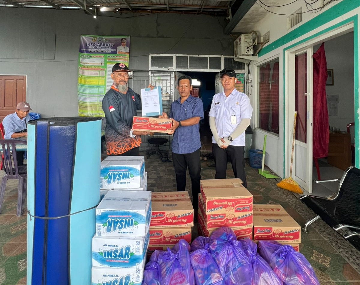 Peduli Warga Terdampak, BPBD Banjar Salurkan Bantuan Pasca Angin Kencang di Sungai Tabuk