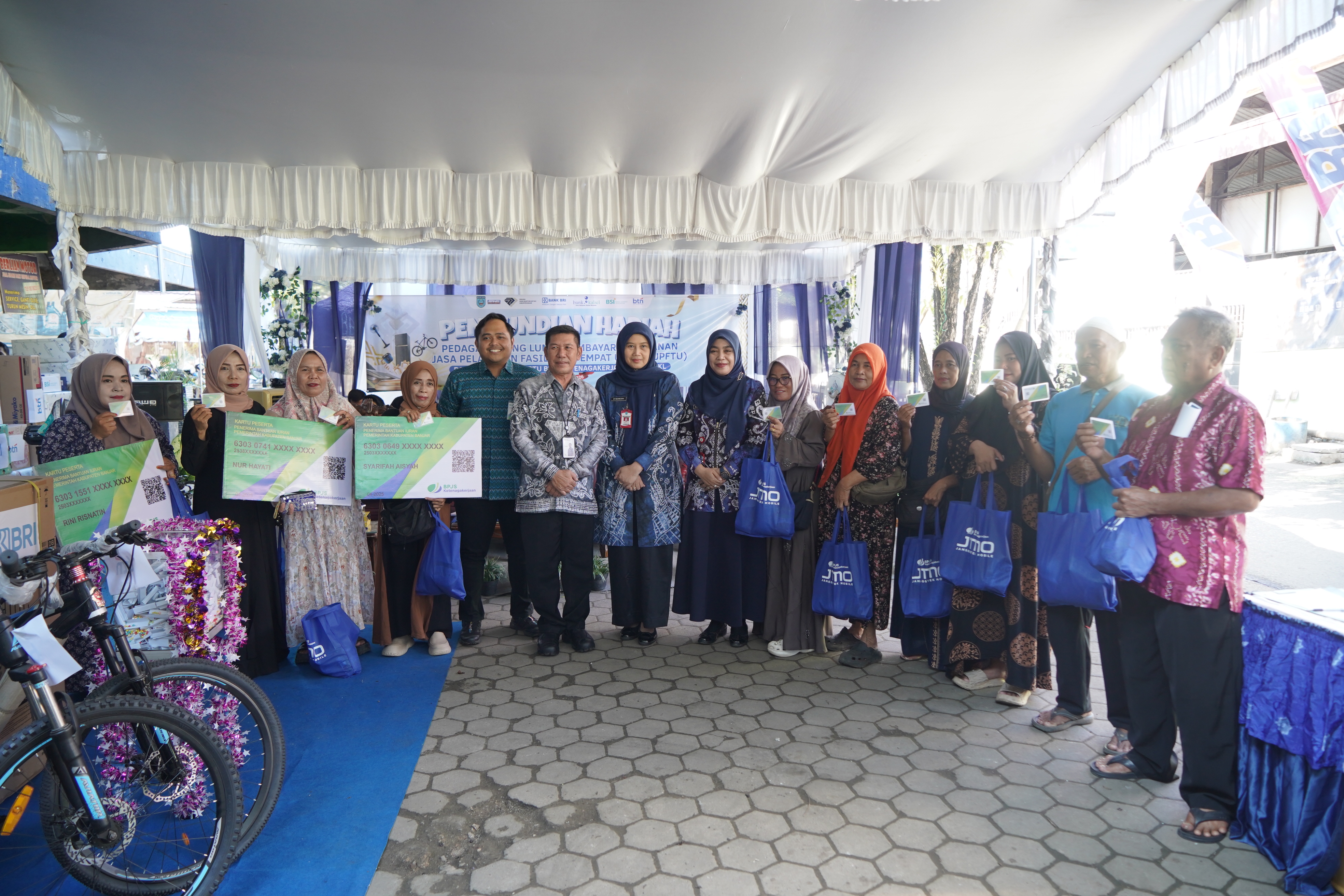 Pemkab Banjar Serahkan Kartu Kepesertaan BPJS Ketenagakerjaan Kepada 212 Pedagang