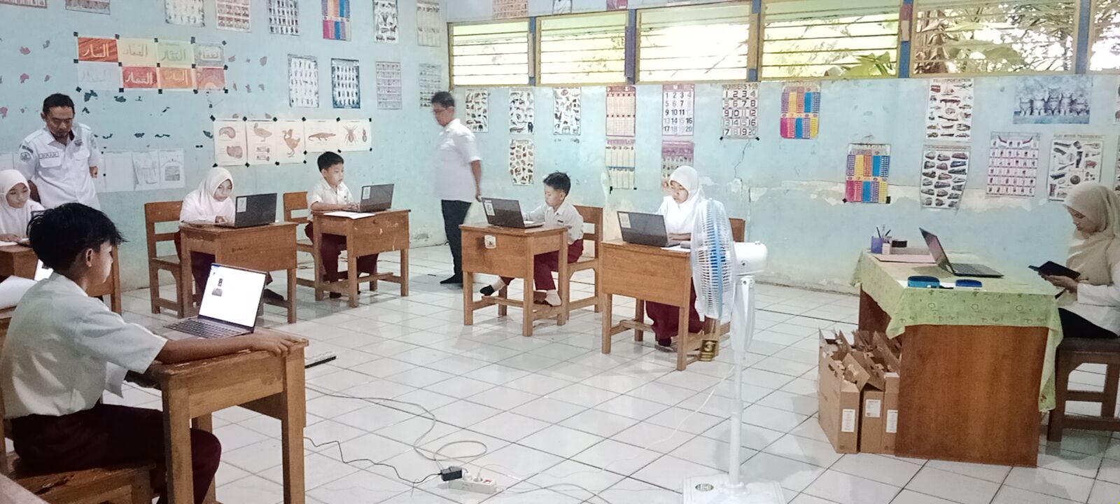 Geladi Bersih TKA Hari Pertama di SD Negeri Danau Salak 2 Berjalan Lancar Meski Cuaca Hujan Deras