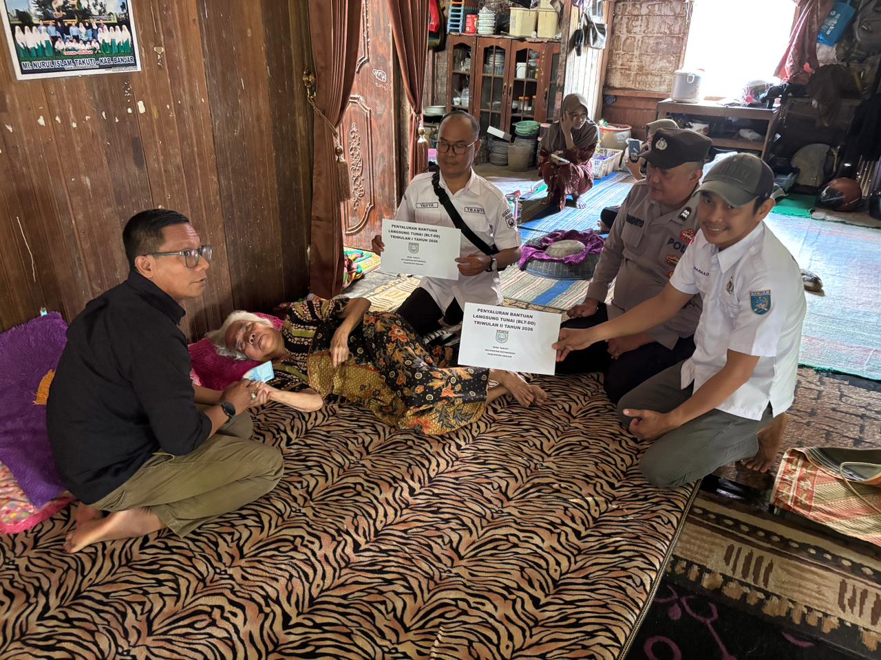 BLT Disalurkan Langsung ke Rumah, Warga Sakit Tetap Terlayani di Desa Takuti