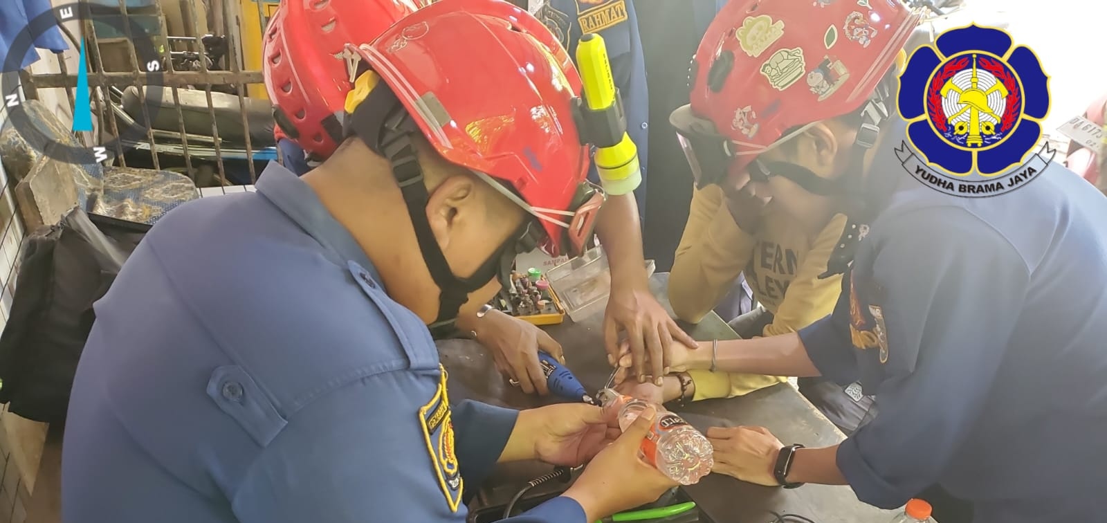 Damkar Banjar Bantu Dua Warga Martapura Lepaskan Cincin