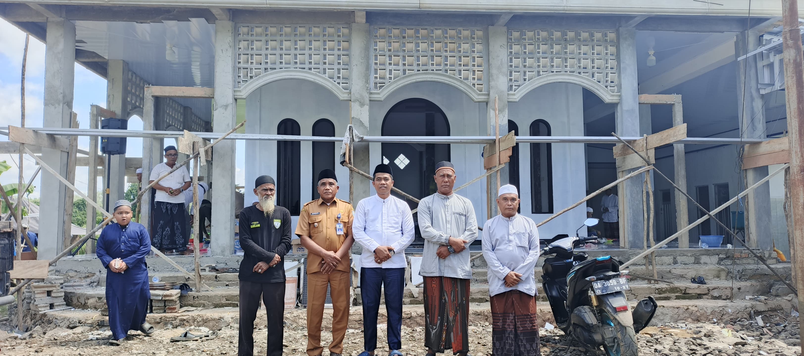 Camat Sungai Pinang Hadiri Peresmian Langgar di Dusun Hayupi Desa Kahelaan