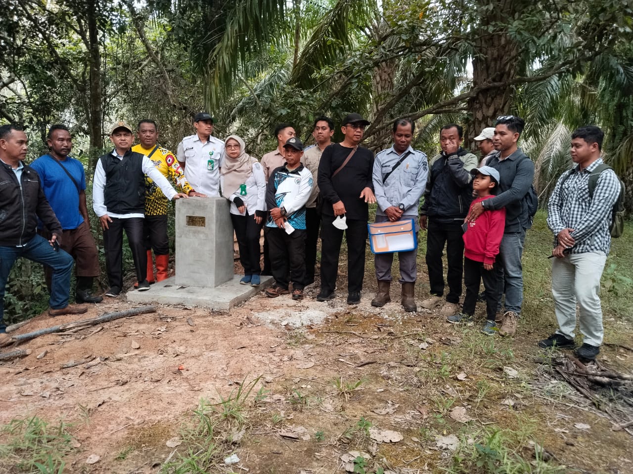 Camat Karang Intan Tinjau Lokasi Pemasangan Pilar Batas Desa Mandiangin dan Cempaka