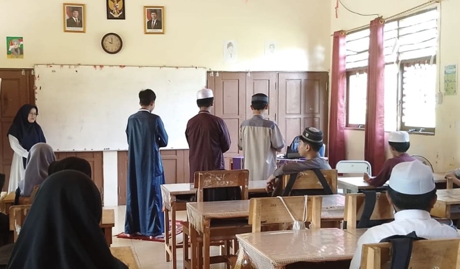 Mantapkan Gerakan dan Bacaan, Siswa Kelas 9 SMPN 6 Martapura Jalani Praktik Sholat