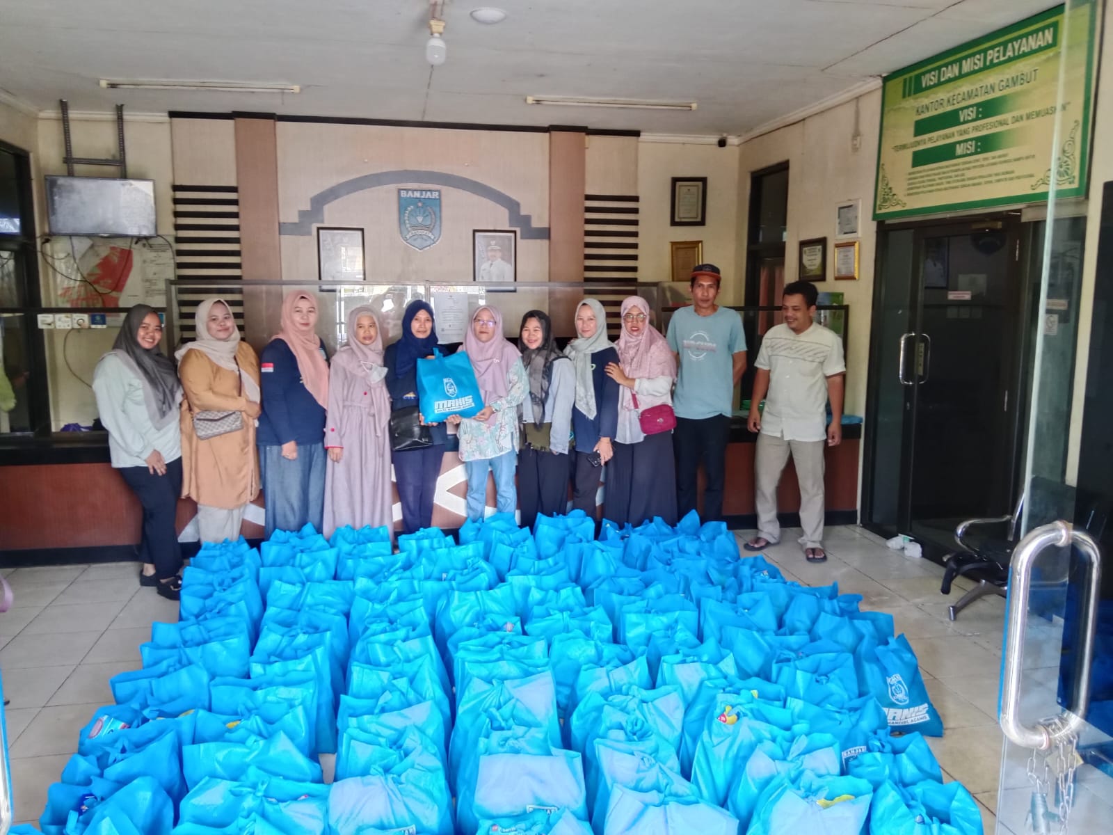 Kecamatan Gambut Terima 105 Paket Sembako Bantuan Sosial Lanjut Usia