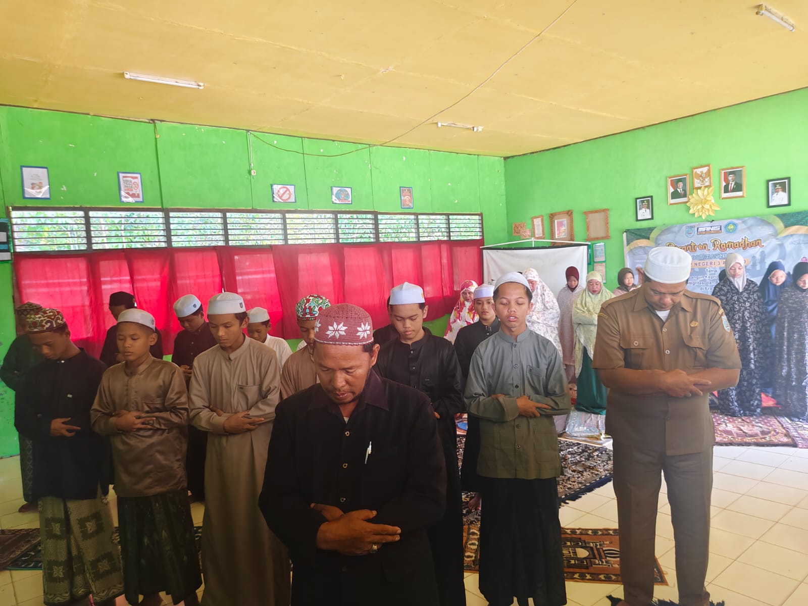 Pesantren Ramadan SMPN 3 Aranio: Menguatkan Karakter dan Peduli Sesama
