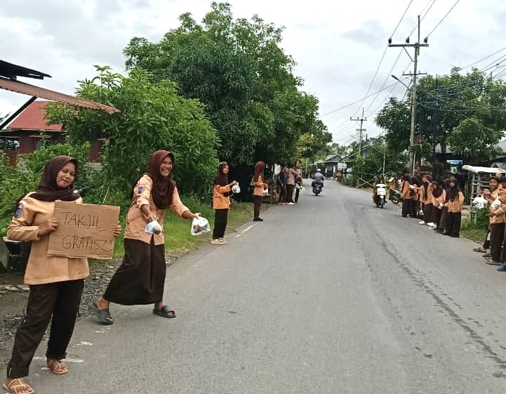 Tim Scout Pramuka SMPN 2 Martapura Barat Berbagi Takjil di Bulan Ramadan