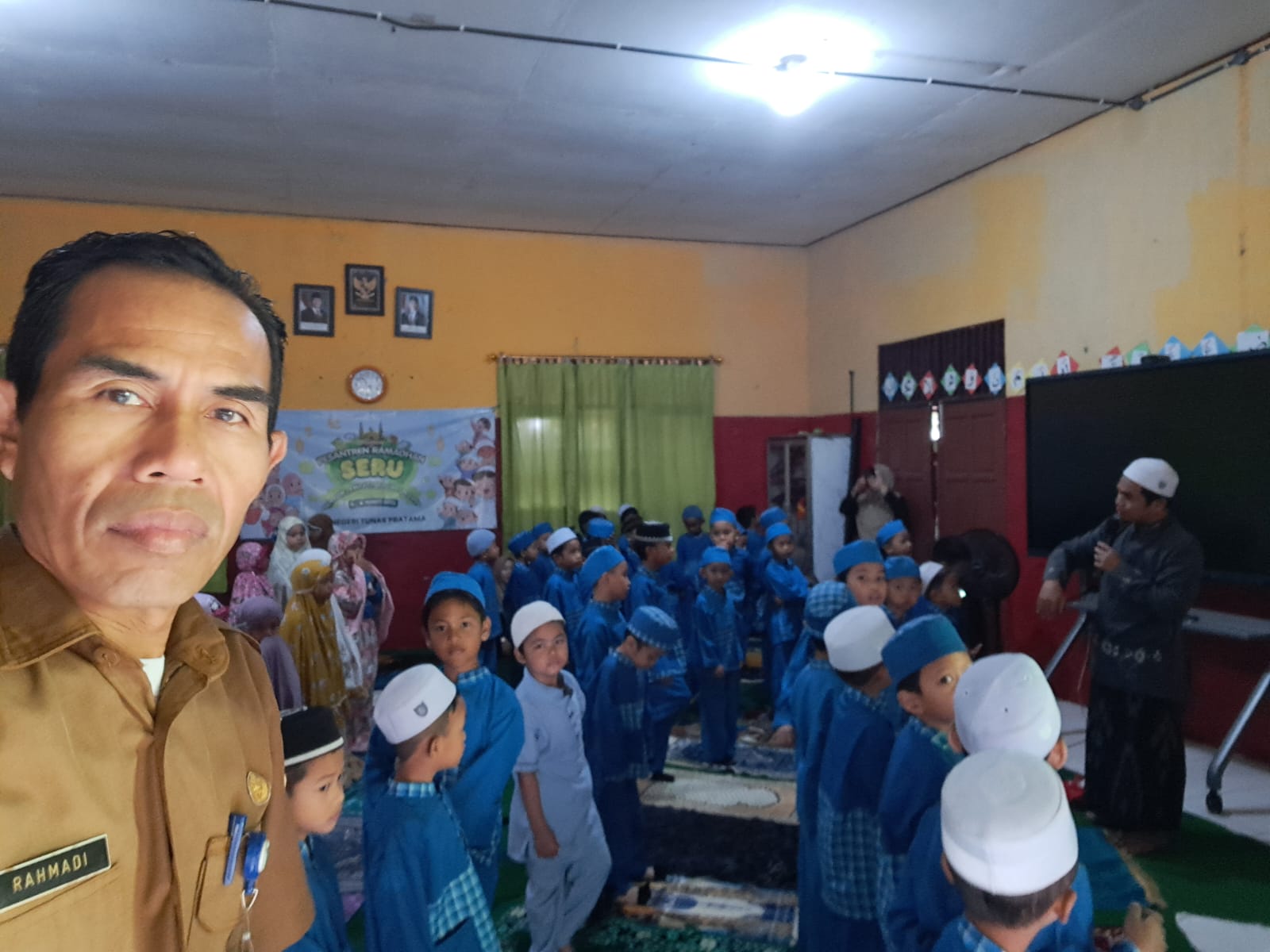 Tingkatkan Imtaq Sejak Dini, Pengawas TK Tinjau Kegiatan Salat Dhuha di TKN Tunas Pratama