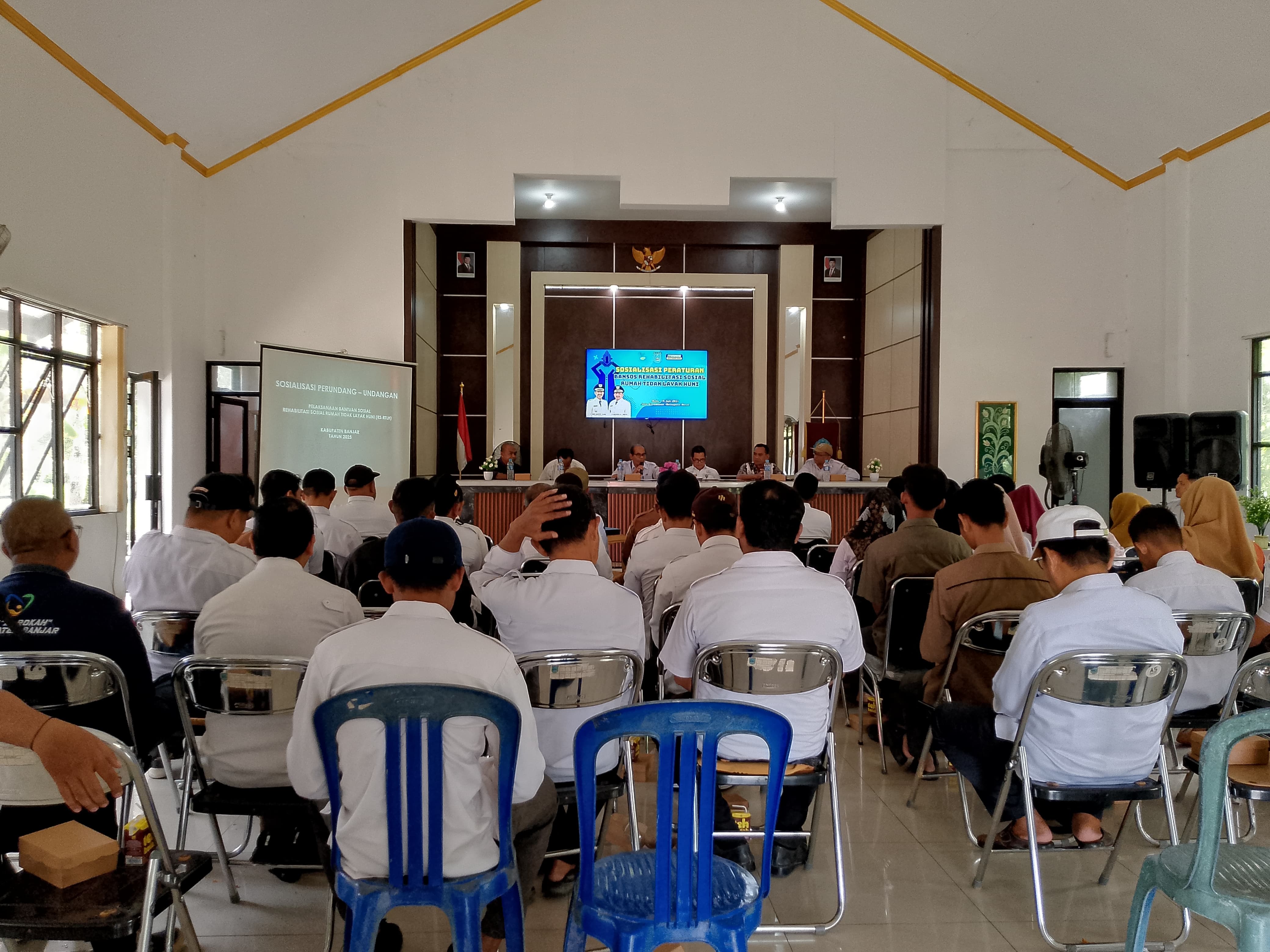 Dinsos P3AP2KB Sosialisasikan Permensos Tentang Rehabilitas RTLH di Martapura Barat