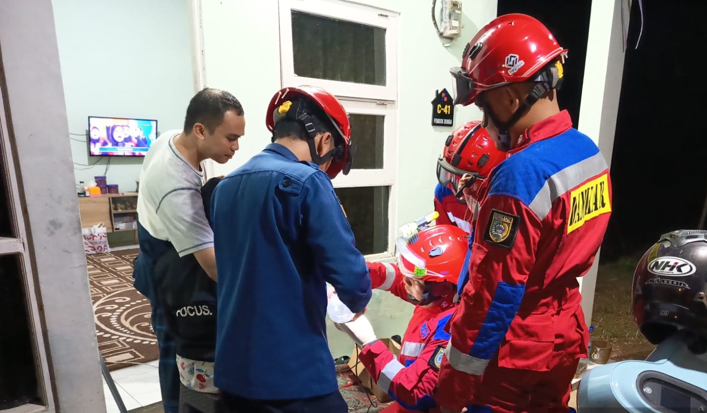 Damkar Banjar Bantu Lepaskan Cincin Warga Pondok Bunga