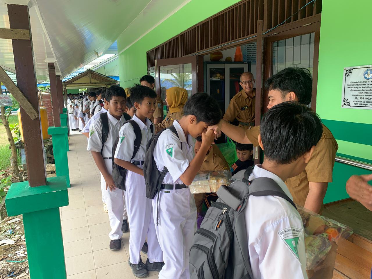 Menjelang Libur Hari Raya Idulfitri 1447 H, SMPN 1 Aluh-Aluh Laksanakan Halal Bihalal dan Pembagian MBG