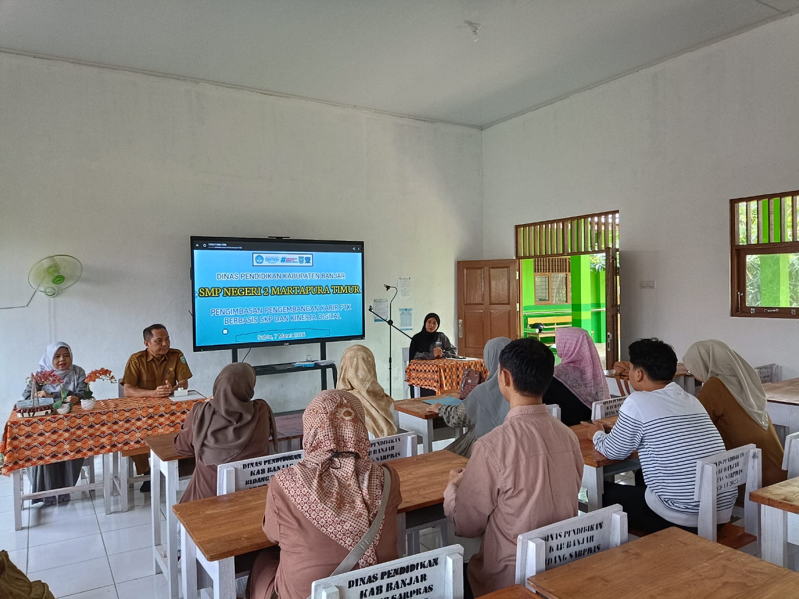 Tingkatkan Profesionalisme Guru, SMPN 2 Martapura Timur Selenggarakan Bimtek SKP dan E-Kinerja