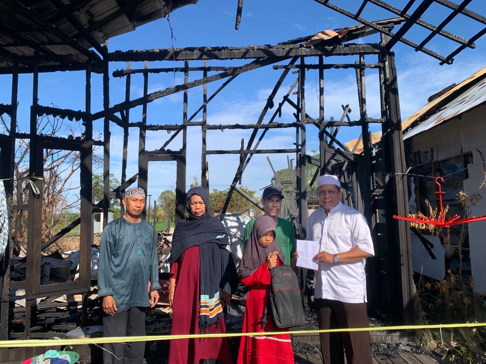 Peduli Sesama, Warga Sekolah SDN Guntung Ujung 2 Salurkan Bantuan bagi Korban Kebakaran