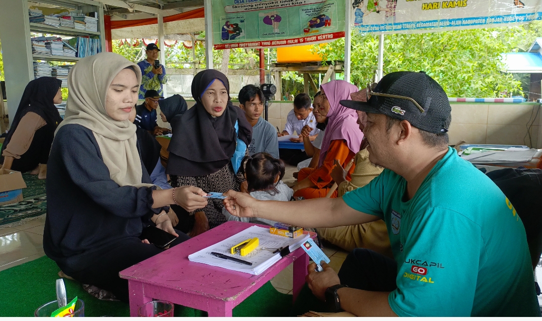 Pengurusan Dokumen Kependudukan Disambut Antusiasme Warga Desa Terapu